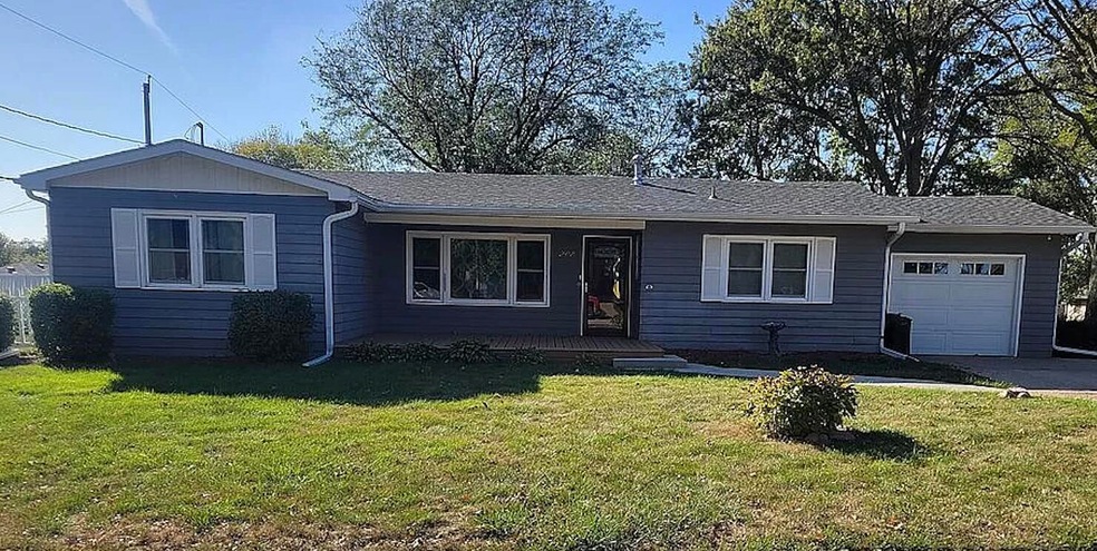 207 Southview Blvd, Shenandoah, IA 51601 - photo 1