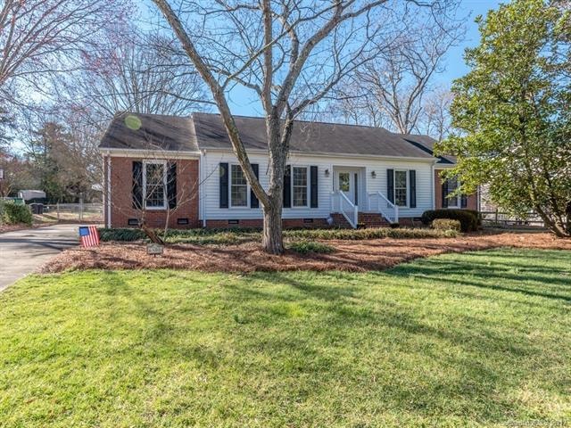 Wonderful Brick & Vinyl Ranch with great curb appe