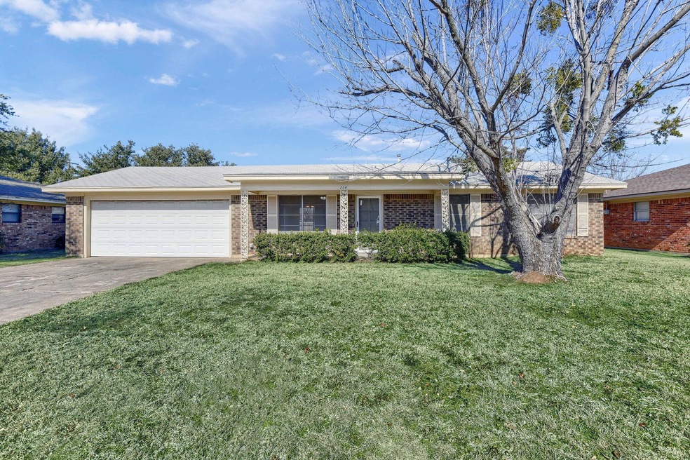 208 Texoma Dr, Whitesboro, TX 76273 - photo 1