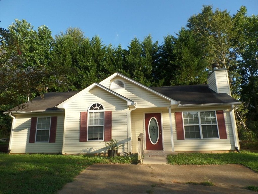 Ranch home with low maintenance vinyl siding exter