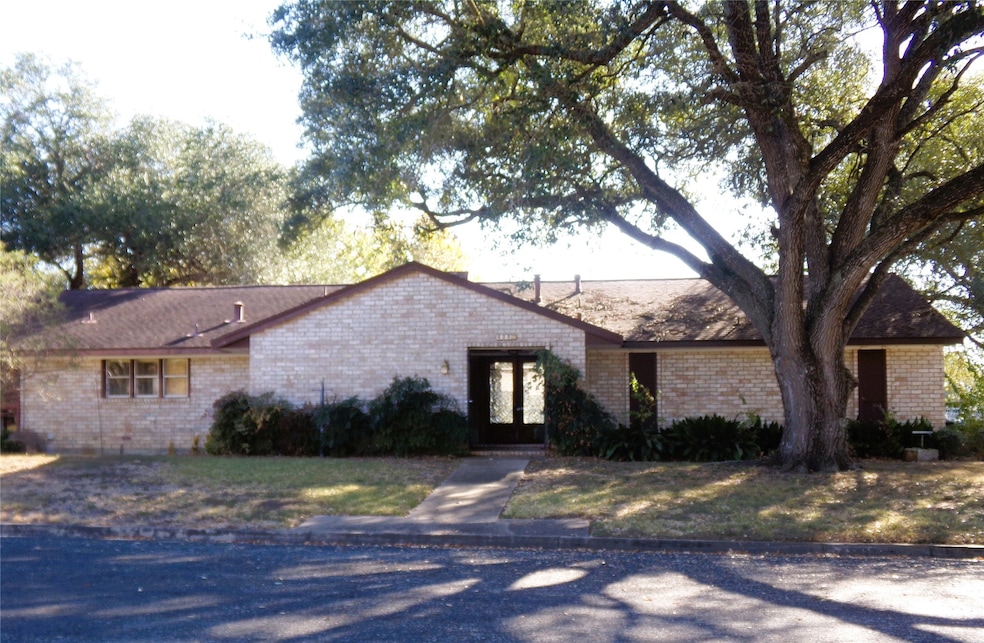 605 S Summit St, Weimar, TX 78962 - photo 1