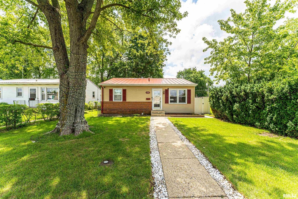 1709 Tremont St, Lincoln, IL 62656 - photo 1