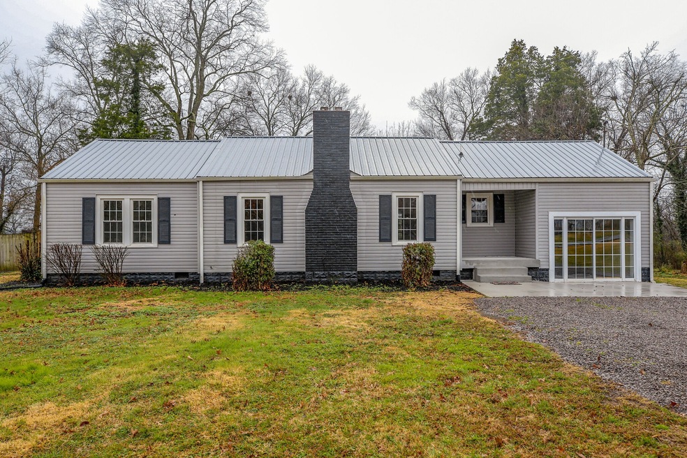 302 Hickory Dr, Shelbyville, TN 37160 - photo 1