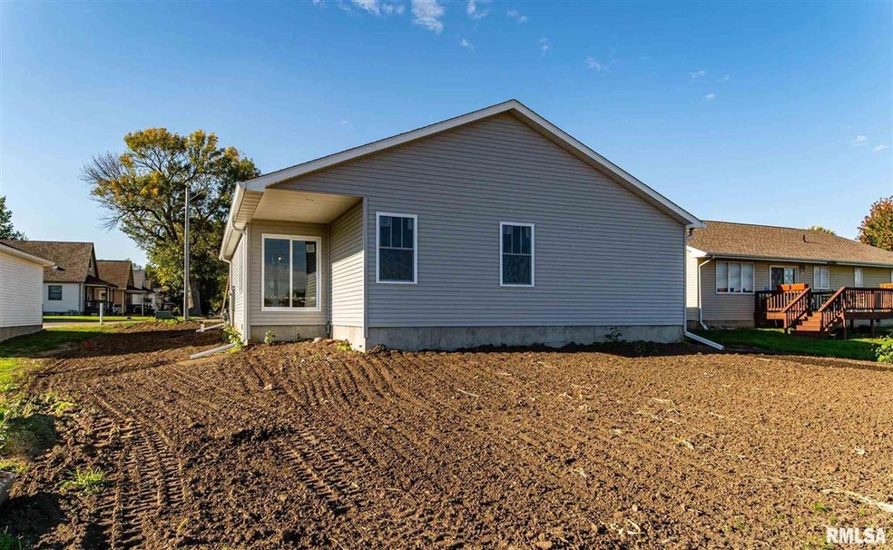 1022 N Sherman St, Lincoln, IL 62656 - photo 1