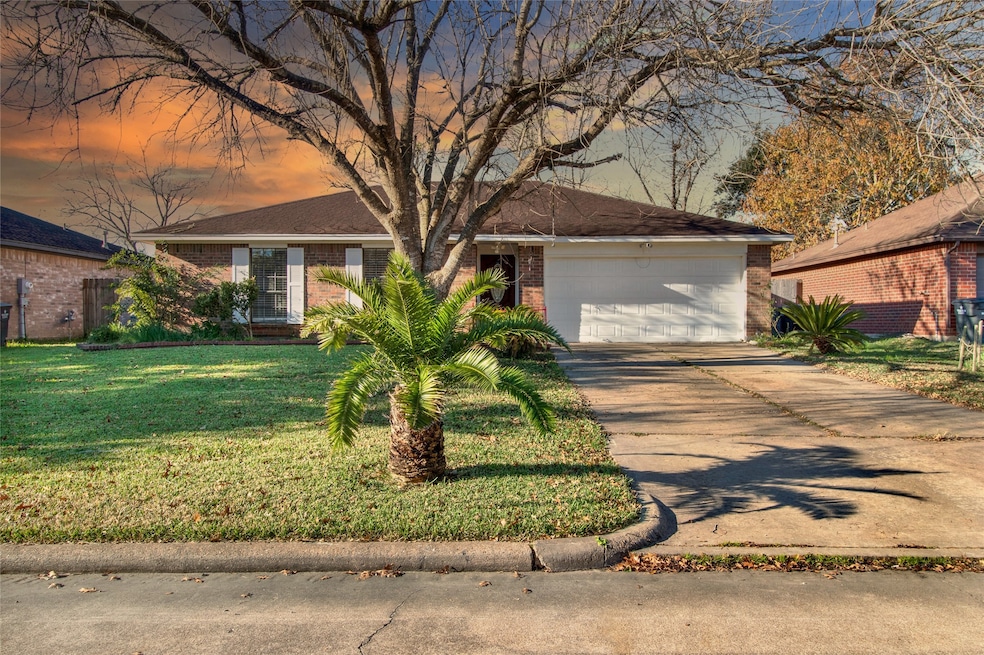 2803 Dove Tree Dr, Alvin, TX 77511 - photo 1