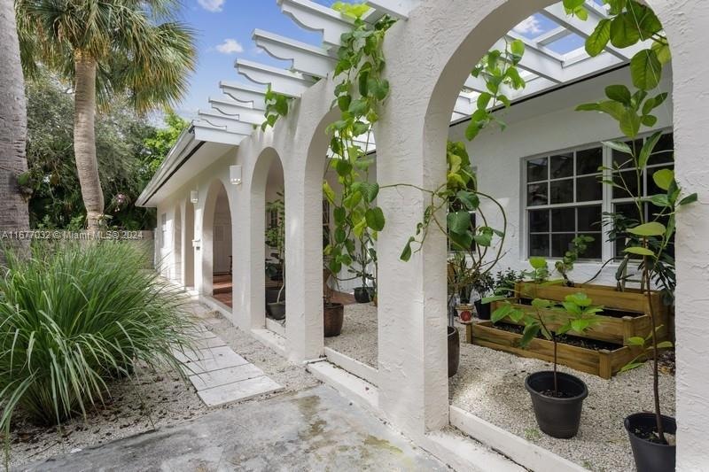 291 W Mashta Dr, Key Biscayne, FL 33149 - photo 1