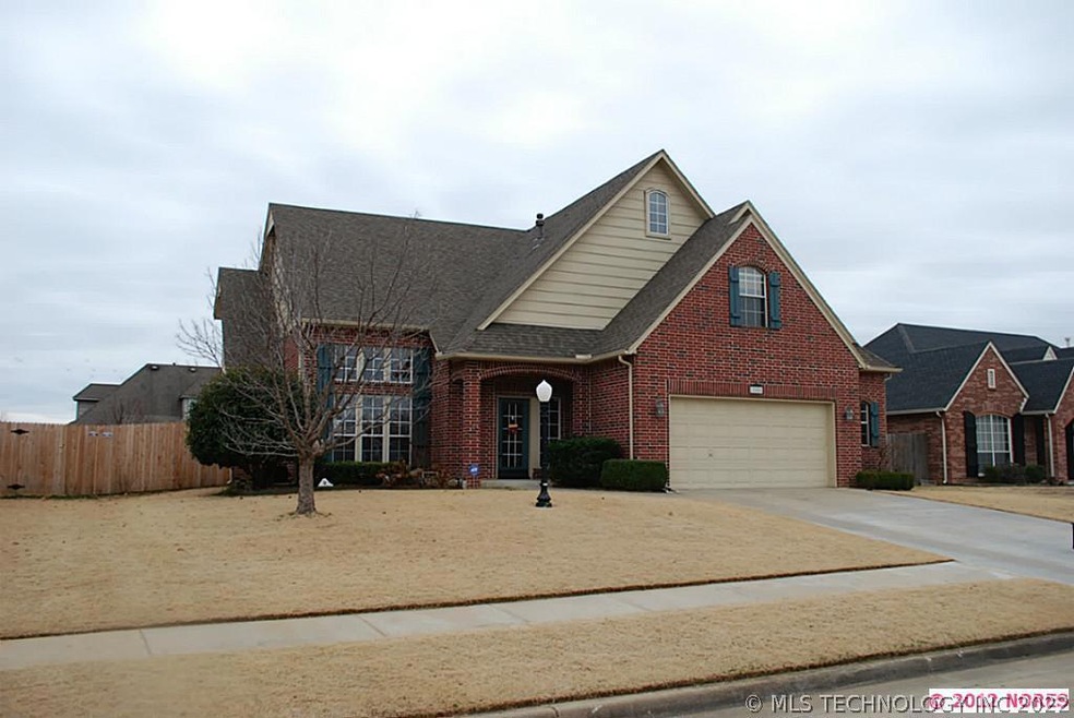 Golf community with sidewalks. This home has a nic