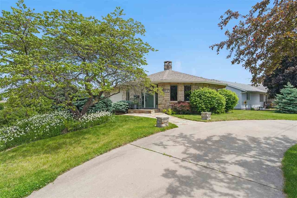 1004 W Welsh St, Williamsburg, IA 52361 - photo 1