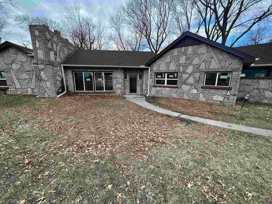 2829 SW Fairway Dr, Topeka, KS 66611 - photo 1