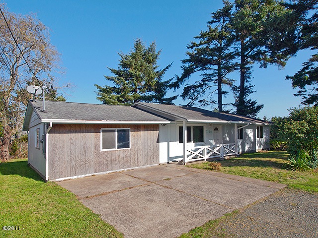 1129 SW 11th St, Lincoln City, OR 97367 - photo 1