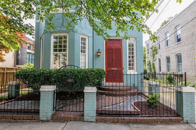 This 1910 row house is fully detached and receives light on from all sides!
