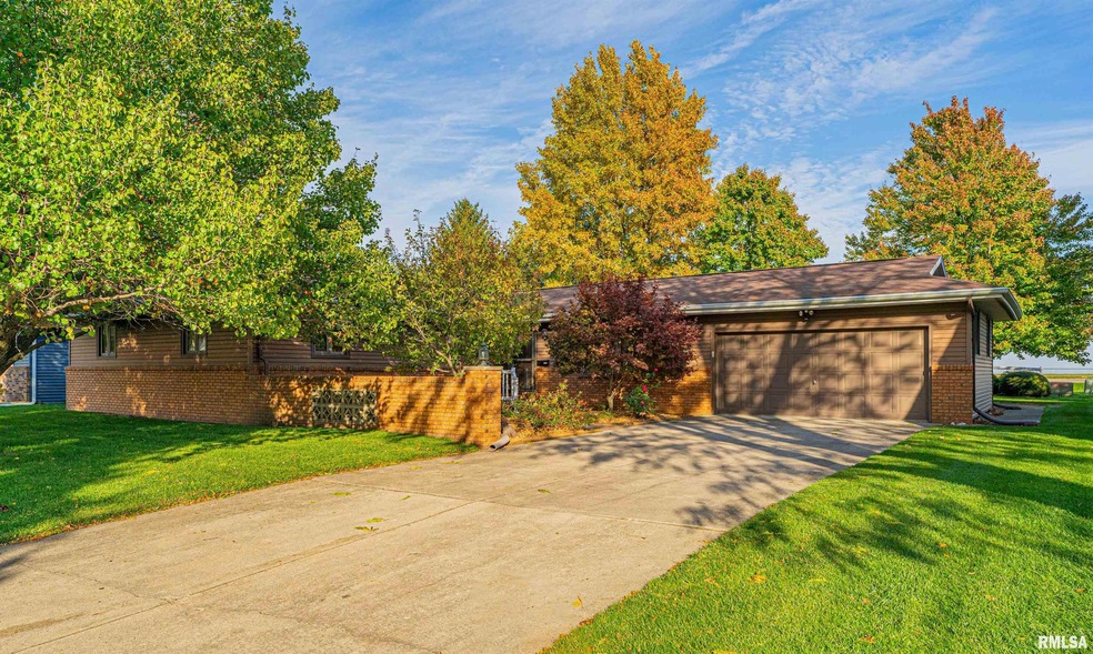 265 Crestwood Dr, Lincoln, IL 62656 - photo 1