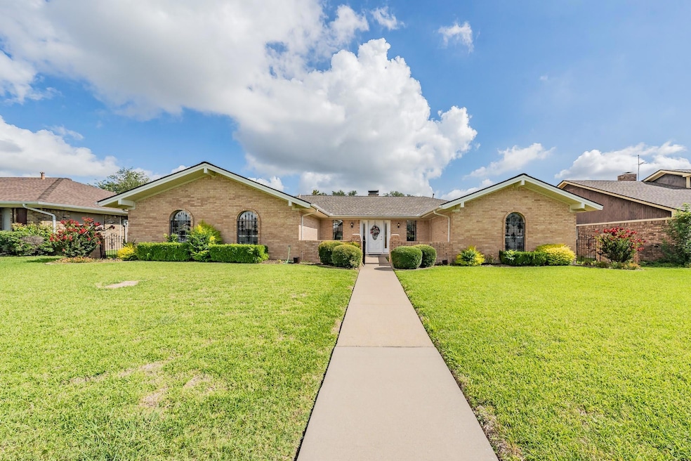 Ranch-style house with a front yard