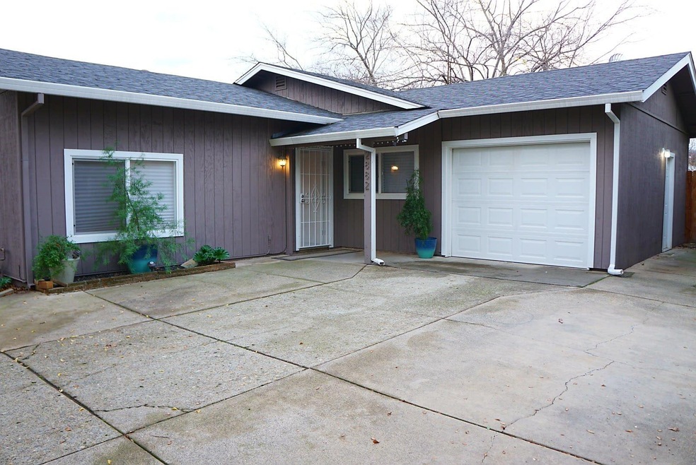 2882-Front View-Garage