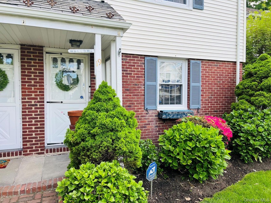 19 Travers St, Manhasset, NY 11030 - photo 1