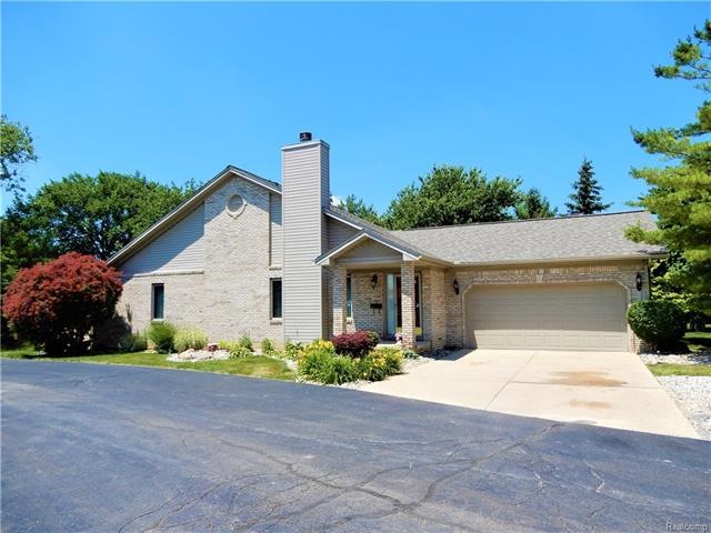 HARD TO FIND 2 BEDROOM DETACHED BRICK RANCH CONDO