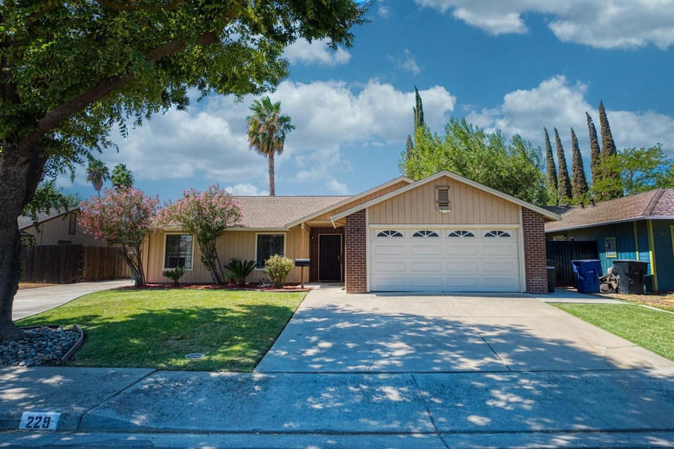 229 Tyler St, Patterson, CA 95363 - photo 1