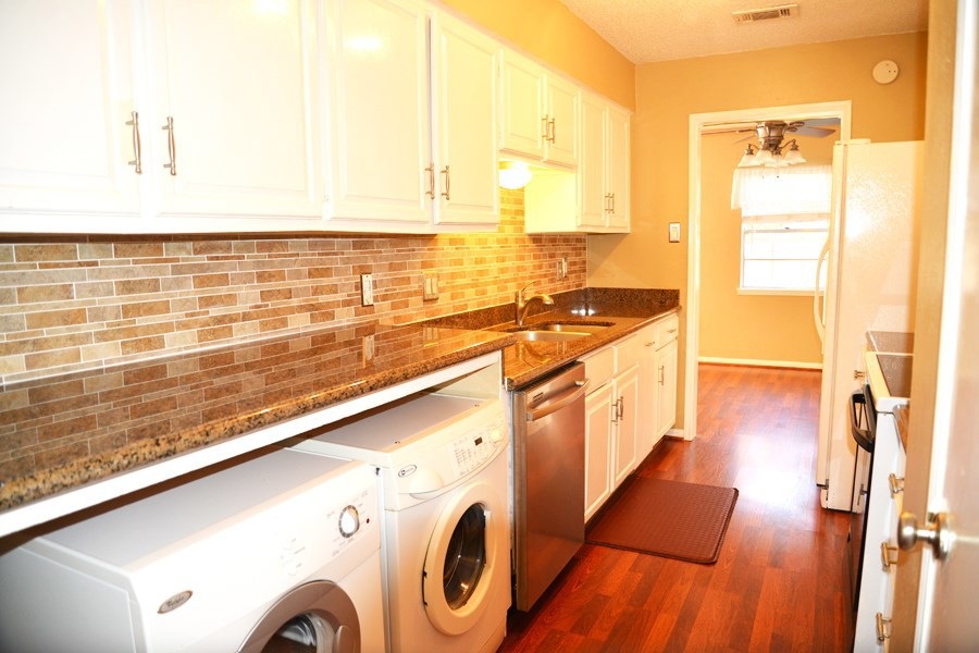 1253 Country Place Dr, Houston, TX 77079 - photo 1