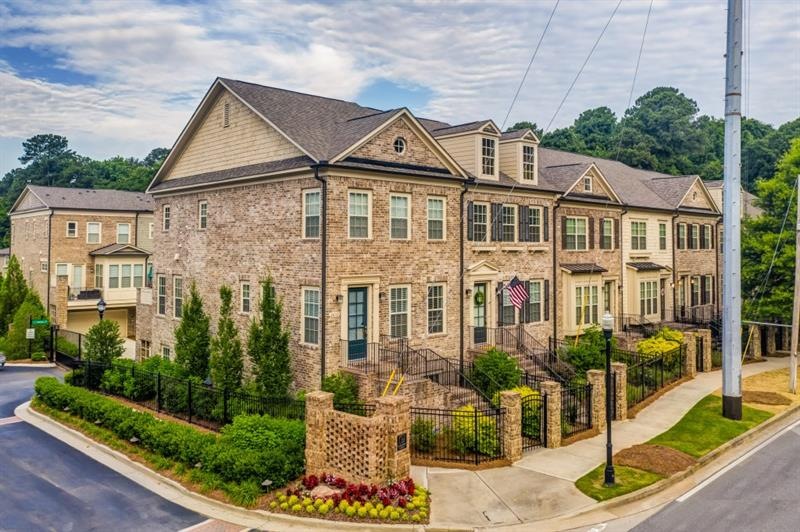 Beautiful Brick Front Townhouse In Secure, Gated C