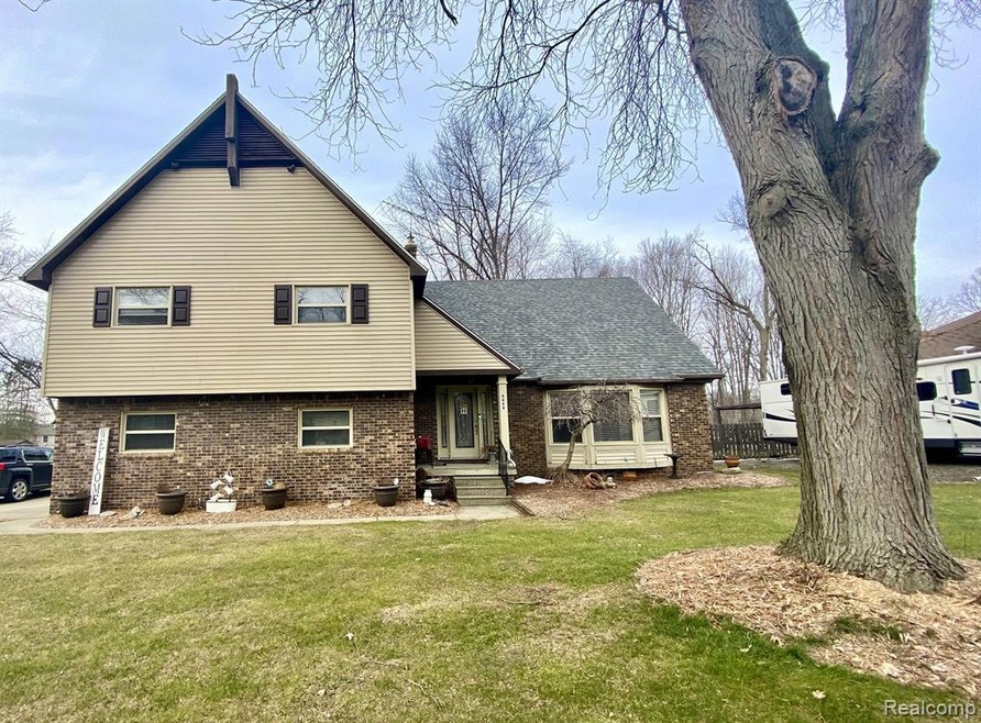 8434 Wesley Dr, Flushing, MI 48433 - photo 1