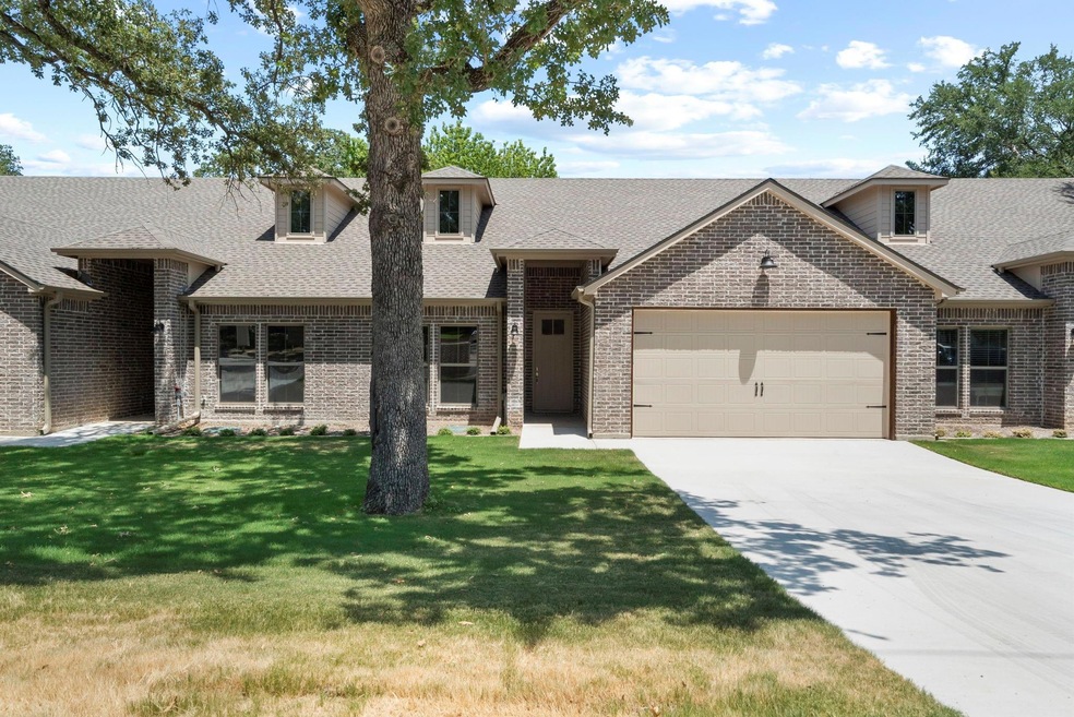 510 W Oak St, Weatherford, TX 76086 - photo 1