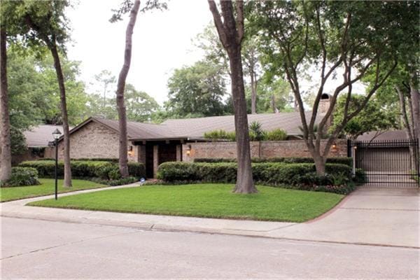 10218 Shady River Dr, Houston, TX 77042 - photo 1