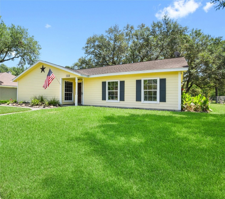 329 Dawn Hill Dr, Friendswood, TX 77546 - photo 1