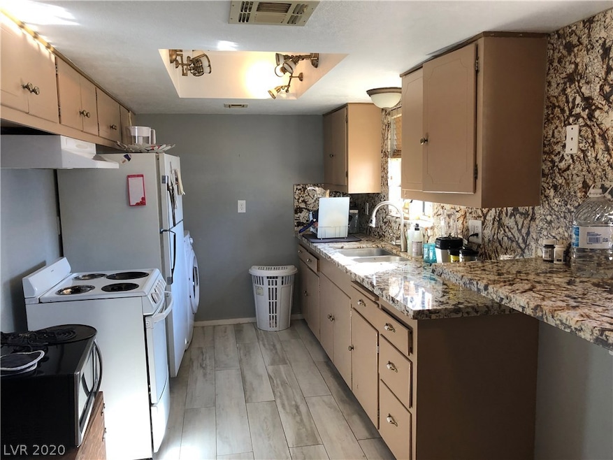 3932 S Pearl St, Las Vegas, NV 89121 - photo 1