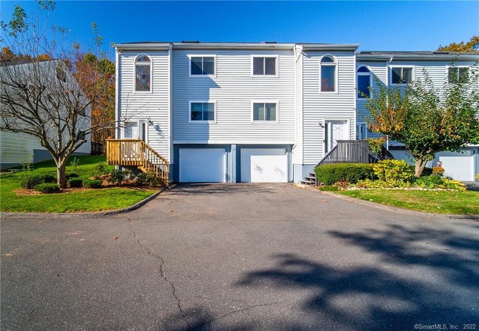 Welcome to 27 Sunridge Lane! END UNIT (shown left)