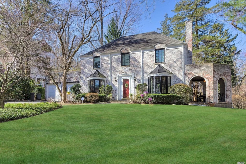 5 Crowntop Rd, Manhasset, NY 11030 - photo 1