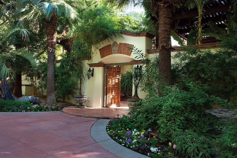 01 Beauriful Courtyard Entry