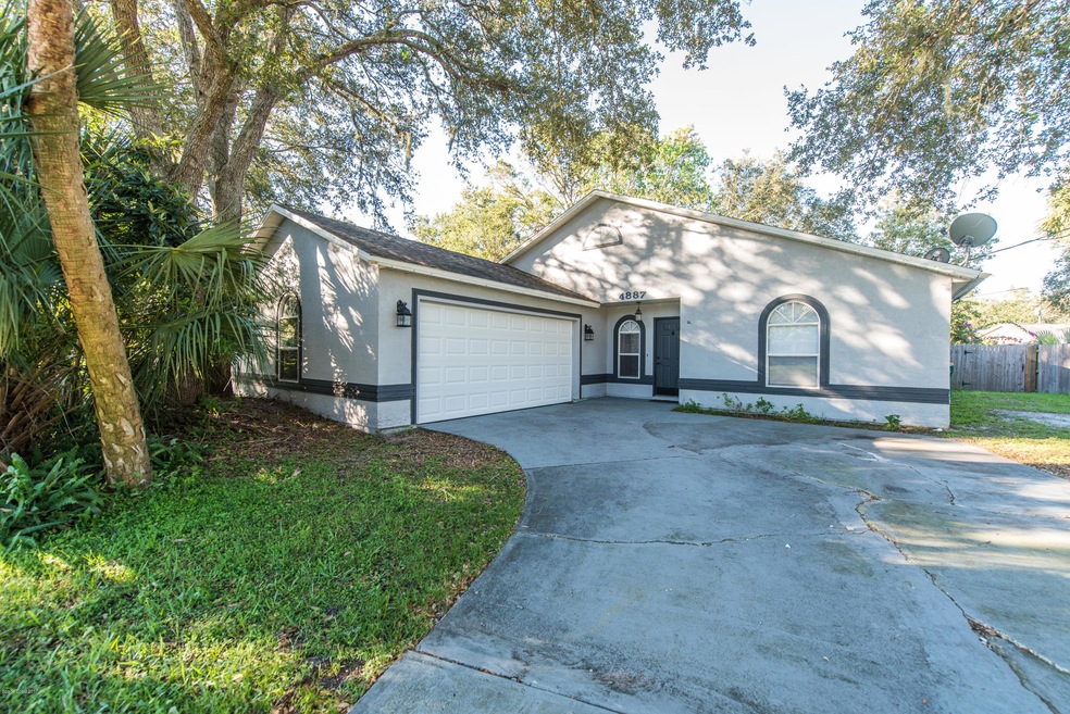 front of house w/ 2 car garage