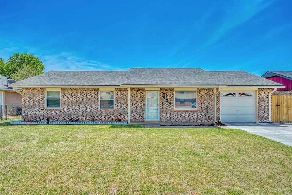 904 W E Ave, Cache, OK 73527 - photo 1