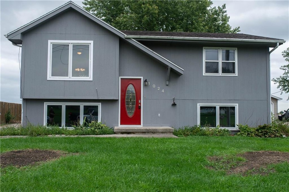 1024 E 19th St N, Newton, IA 50208 - photo 1