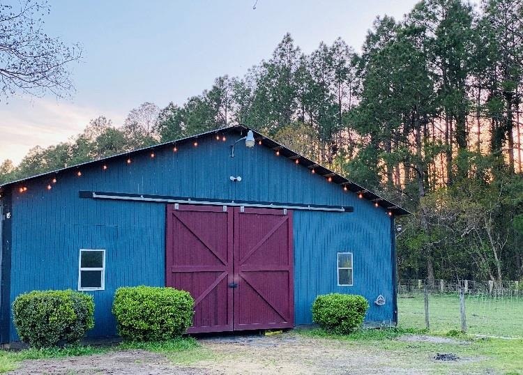 Full 6 stall barn with tack room