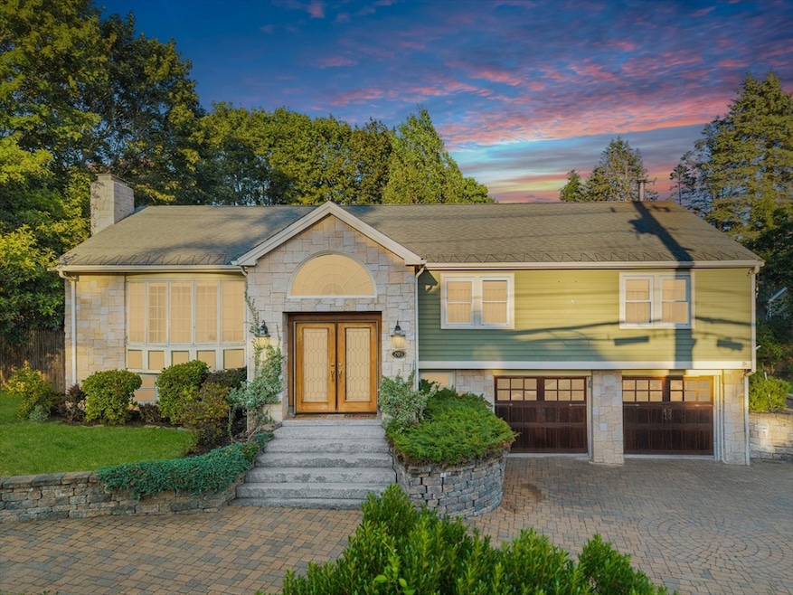 Sold $1,550,000 • Co-Listing Agent