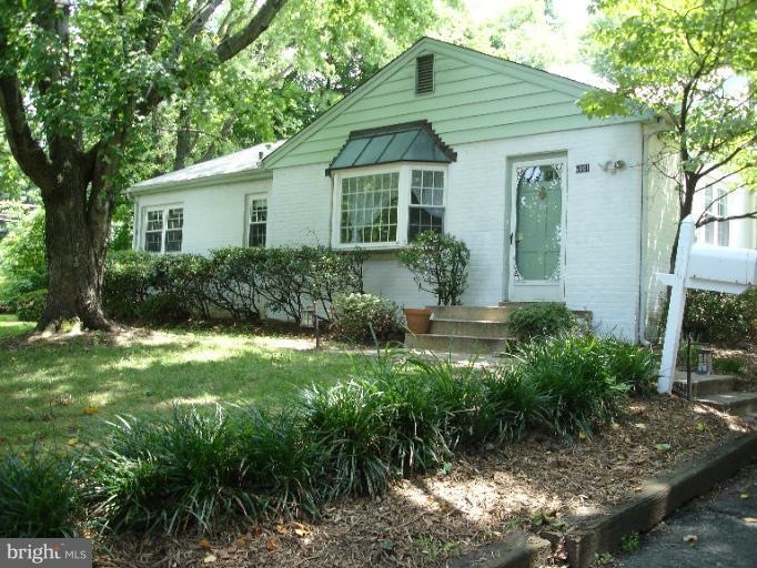 6901 Hutchison St, Falls Church, VA 22043 - photo 1