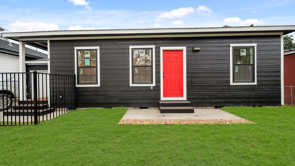 1504 W Blum St unit B, Alvin, TX 77511 - photo 1