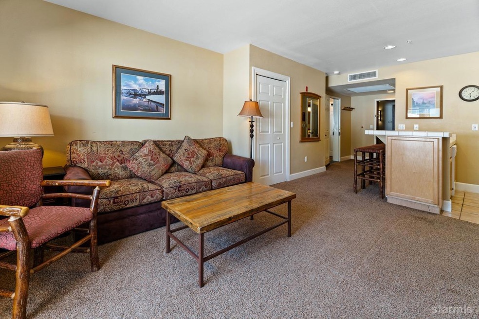 Sunny, comfortable living/dining area w/sofa bed a