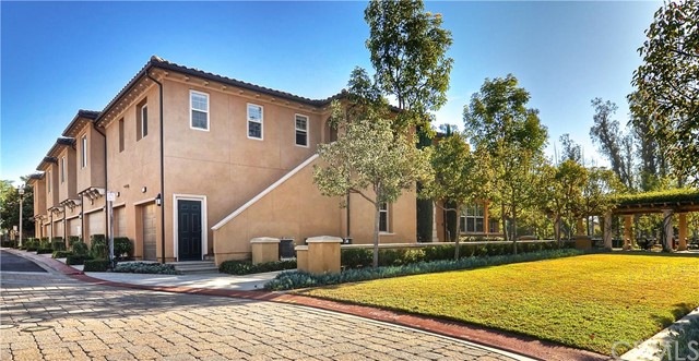 Charming home in the heart of Woodbury. Great loca