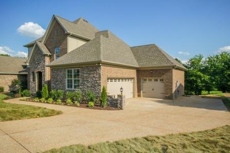 Custom built all brick/stone home in Island Brook,Hendersonville Tn 37075.