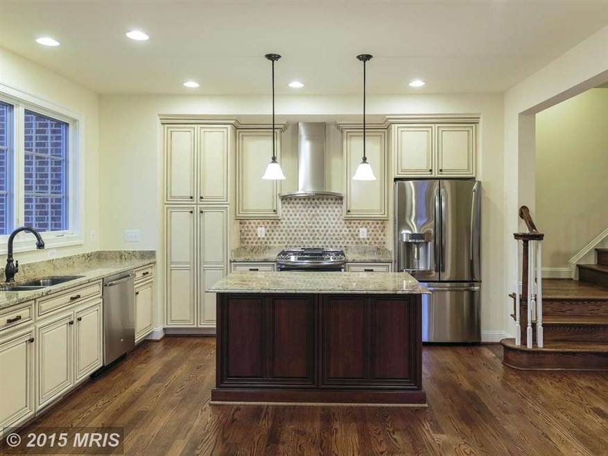 10695 Yorktown Ct, Fairfax, VA 22030 - photo 1