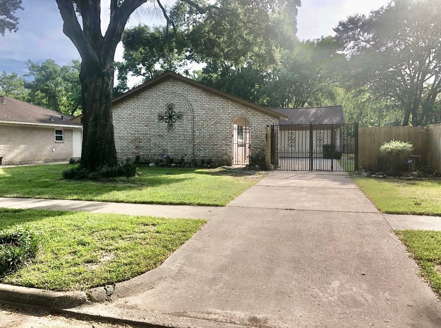 7523 Deep Forest Dr, Houston, TX 77088 - photo 1