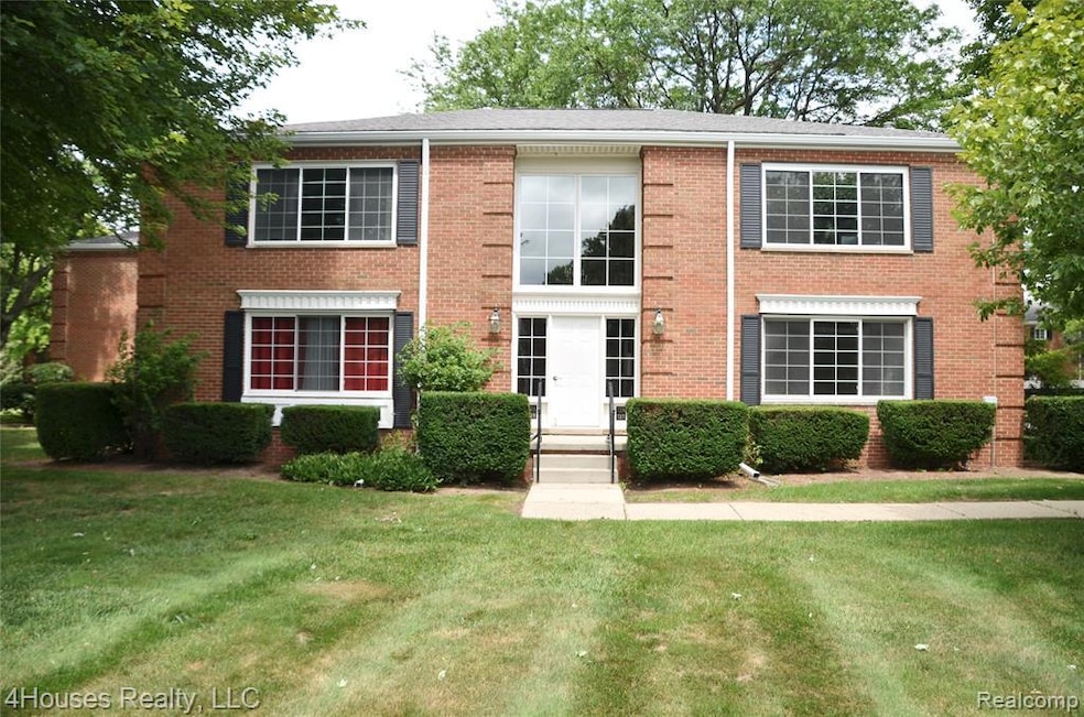 737 E Fox Hills Dr unit 180, Bloomfield Hills, MI 48304 - photo 1
