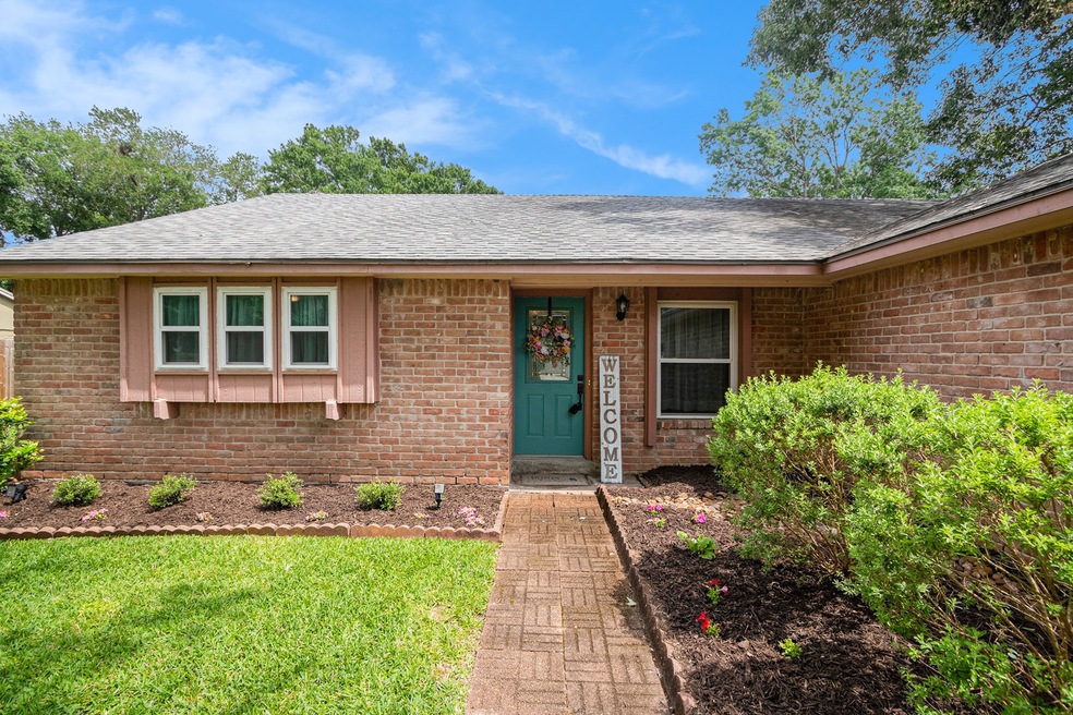 524 Belmont Dr, Friendswood, TX 77546 - photo 1