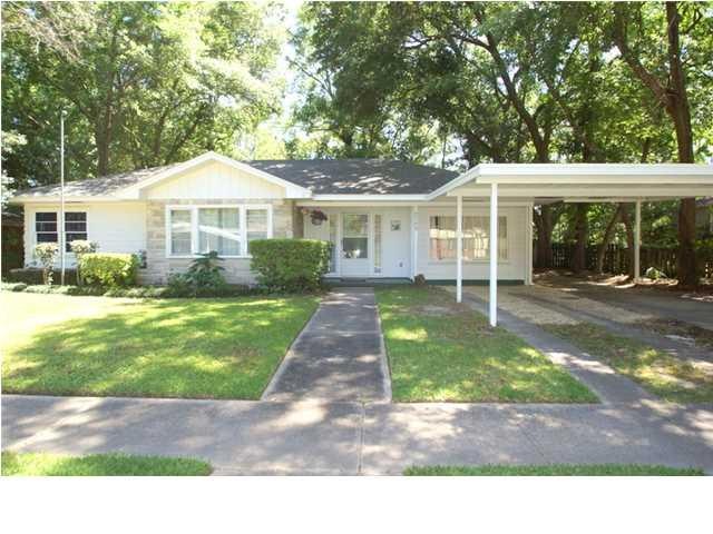Nice location in Cromwell Place. 2 car carport