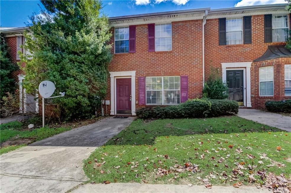 Townhome / multi-family property with a front yard