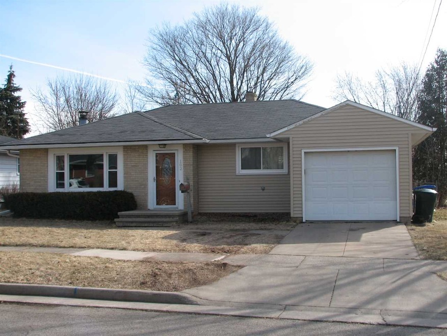 102 Lox Ct, Combined Locks, WI 54113 - photo 1