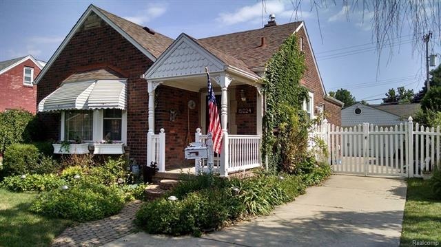 55X115 OVERSIZED LOT LOCATED IN THE ALLEN PARK SCH