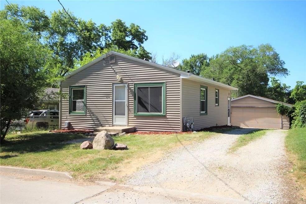 216 E Leland Ave, Des Moines, IA 50315 - photo 1